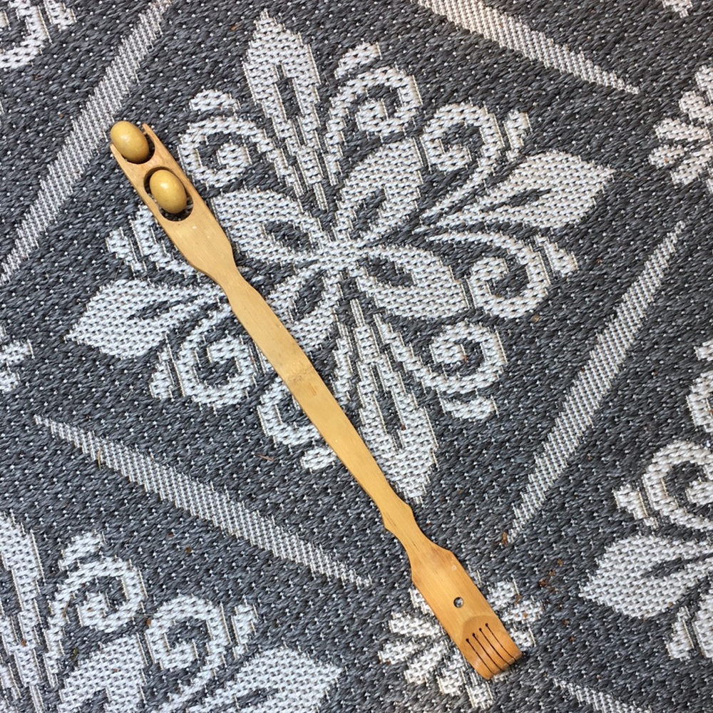 Back scratcher/muscle roller, do-it-yourself